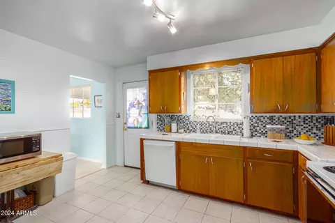 Kitchen - 6801 N 14th Dr, Phoenix, AZ 85013 photo 2 of 3