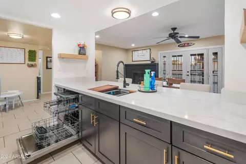 Kitchen - 3401 W Crocus Dr, Phoenix, AZ 85053 photo 4 of 10