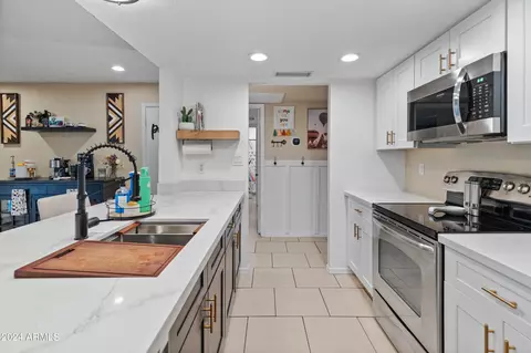 Kitchen - 3401 W Crocus Dr, Phoenix, AZ 85053 photo 2 of 10