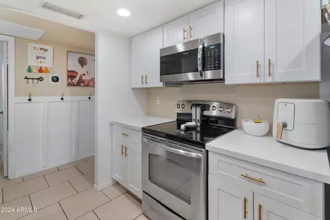 Kitchen - 3401 W Crocus Dr, Phoenix, AZ 85053 photo 5 of 10