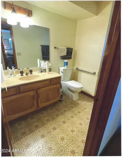 Bath - 712 E Linda Ln, Gilbert, AZ 85234 photo 2 of 2