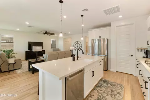 Kitchen - 1553 E Blue Spruce Ln, Gilbert, AZ 85298 photo 9 of 11