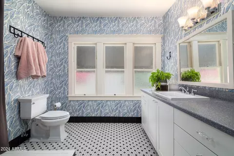 Bath - 23 E Hoover Ave, Phoenix, AZ 85004 photo 6 of 8