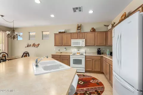 Kitchen - 4062 E Jude Ln, Gilbert, AZ 85298 photo 3 of 5