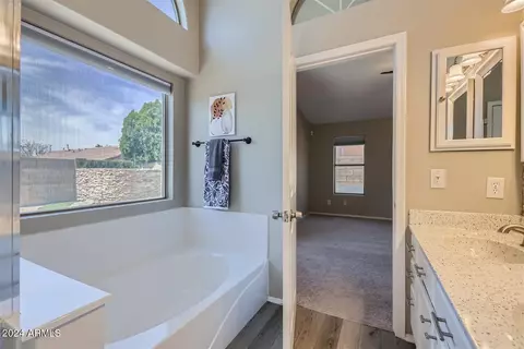 Bath - 4721 E Jaeger Rd, Phoenix, AZ 85050 photo 2 of 3