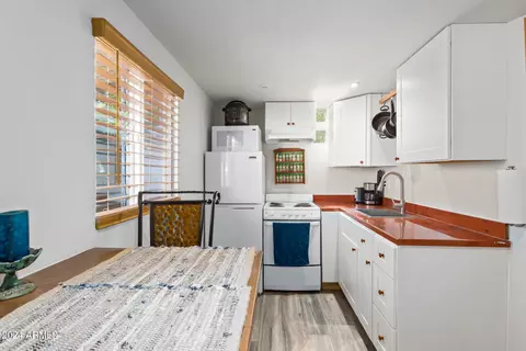 Kitchen - 1301 E Highland Ave, Phoenix, AZ 85014 photo 3 of 4