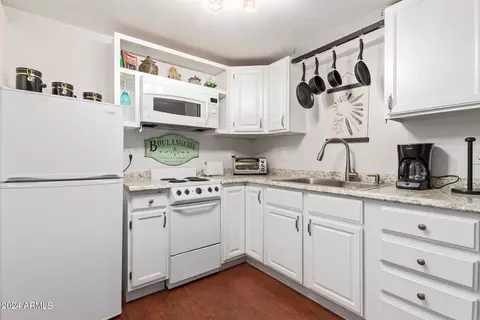 Kitchen - 1301 E Highland Ave, Phoenix, AZ 85014 photo 4 of 4