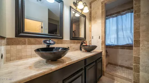 Bath - 914 E Doral Ct, Gilbert, AZ 85297 photo 2 of 4