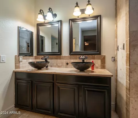Bath - 914 E Doral Ct, Gilbert, AZ 85297 photo 3 of 4