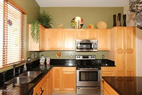 Kitchen - 2508 E Fremont Rd, Phoenix, AZ 85042 photo 3 of 4