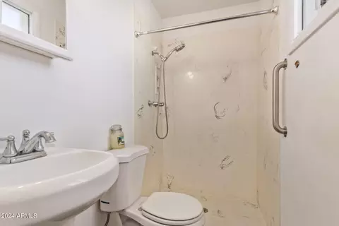 Bath - 1964 E Concorda Dr, Tempe, AZ 85282 photo 1 of 2