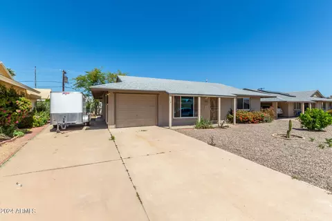 10020 W Desert Hills Dr, Sun City, AZ 85351