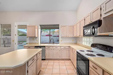 Kitchen - 2320 E Silverwood Dr, Phoenix, AZ 85048 photo 4 of 5