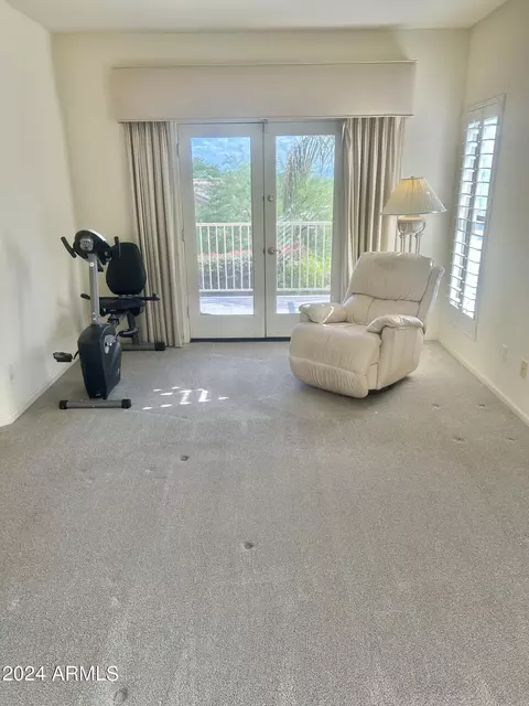 Living - 1075 E Shangri La Rd, Phoenix, AZ 85020 photo 4 of 4