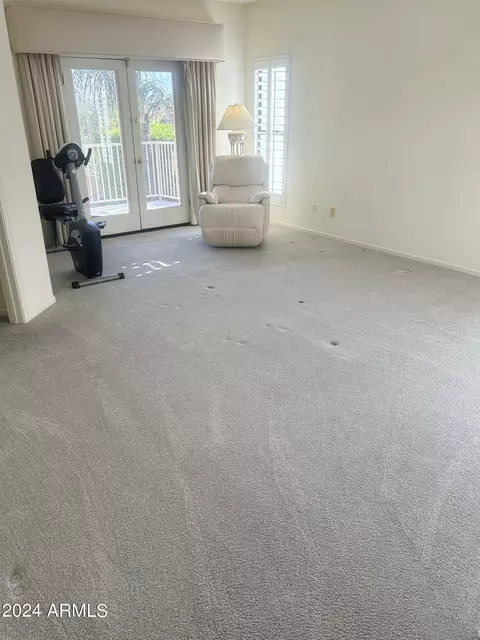 Living - 1075 E Shangri La Rd, Phoenix, AZ 85020 photo 3 of 4