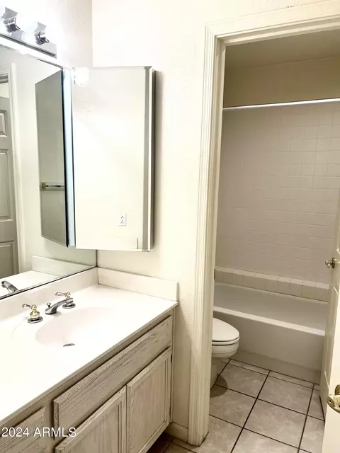 Bath - 1075 E Shangri La Rd, Phoenix, AZ 85020 photo 1 of 4