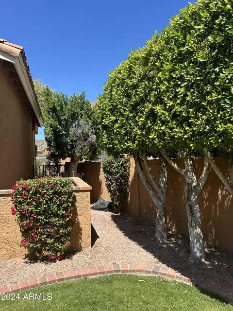 Exterior - 1075 E Shangri La Rd, Phoenix, AZ 85020 photo 14 of 16
