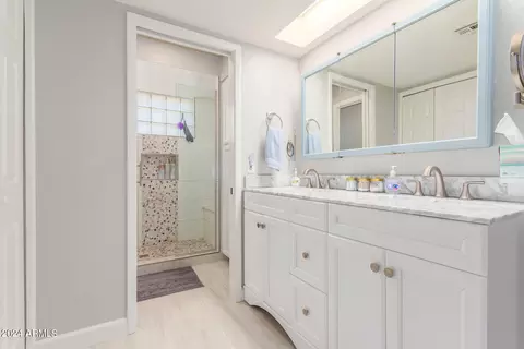 Bath - 4408 E Ludlow Dr, Phoenix, AZ 85032 photo 1 of 2
