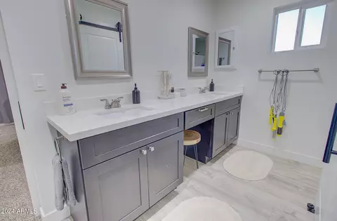 Bath - 979 S Lawther Dr, Apache Junction, AZ 85120 photo 2 of 3