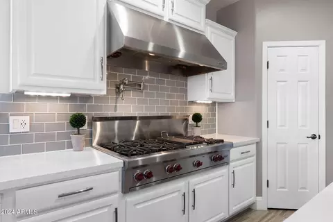 Kitchen - 3928 E Vallejo Dr, Gilbert, AZ 85298 photo 3 of 8