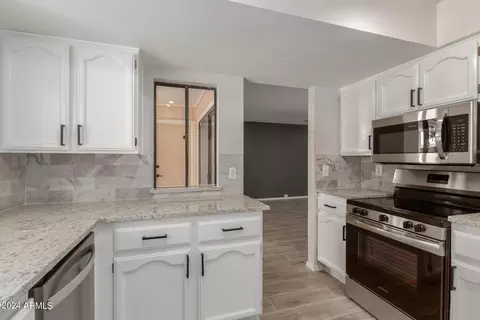 Kitchen - 1036 E Clinton St, Phoenix, AZ 85020 photo 2 of 3