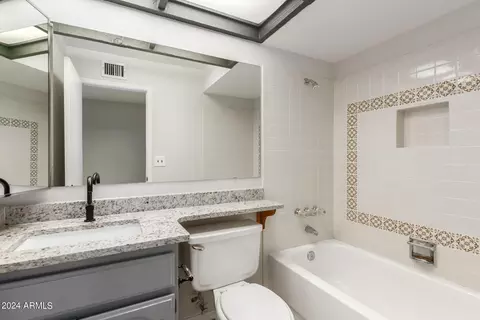 Bath - 1036 E Clinton St, Phoenix, AZ 85020 photo 3 of 3