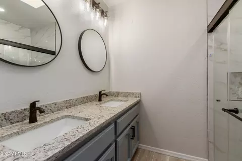 Bath - 1036 E Clinton St, Phoenix, AZ 85020 photo 1 of 3