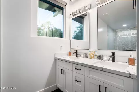 Bath - 631 E Broadmor Dr, Tempe, AZ 85282 photo 5 of 6