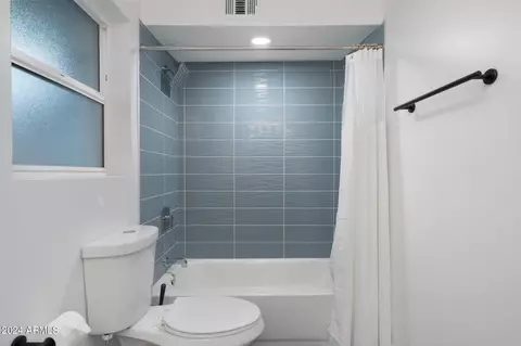 Bath - 631 E Broadmor Dr, Tempe, AZ 85282 photo 4 of 6