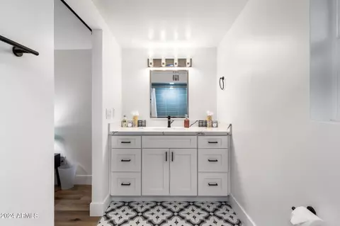 Bath - 631 E Broadmor Dr, Tempe, AZ 85282 photo 3 of 6