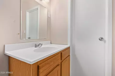 Bath - 5652 S 41st St, Phoenix, AZ 85040 photo 5 of 5