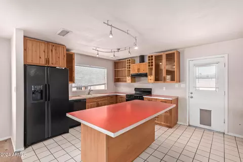 Kitchen - 5652 S 41st St, Phoenix, AZ 85040 photo 1 of 7