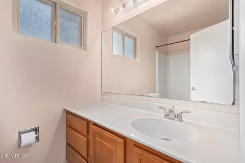 Bath - 5652 S 41st St, Phoenix, AZ 85040 photo 3 of 5