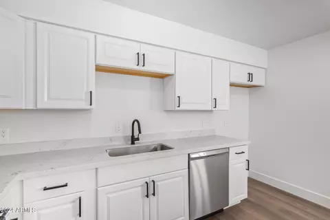Kitchen - 242 E Saint Catherine Ave, Phoenix, AZ 85042 photo 4 of 5