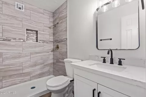 Bath - 242 E Saint Catherine Ave, Phoenix, AZ 85042 photo 1 of 2