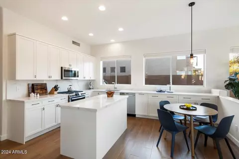 Kitchen - 4032 E Hamblin Dr, Phoenix, AZ 85050 photo 4 of 5