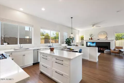 Kitchen - 4032 E Hamblin Dr, Phoenix, AZ 85050 photo 2 of 5