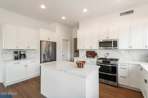 Kitchen - 4032 E Hamblin Dr, Phoenix, AZ 85050 photo 1 of 5