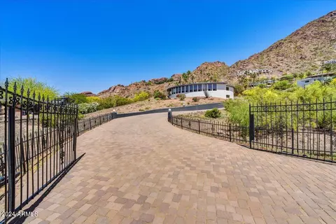 Exterior - 5302 E Wonderview Rd, Phoenix, AZ 85018 photo 2 of 10