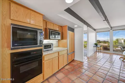 Kitchen - 5302 E Wonderview Rd, Phoenix, AZ 85018 photo 2 of 5