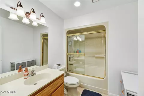 Bath - 5302 E Wonderview Rd, Phoenix, AZ 85018 photo 2 of 4