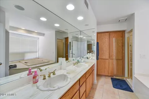 Bath - 5302 E Wonderview Rd, Phoenix, AZ 85018 photo 1 of 4