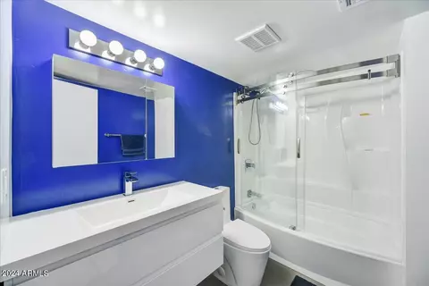 Bath - 5302 E Wonderview Rd, Phoenix, AZ 85018 photo 3 of 4
