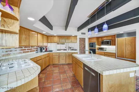 Kitchen - 5302 E Wonderview Rd, Phoenix, AZ 85018 photo 5 of 5