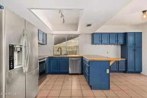 Kitchen - 1812 E Saint Catherine Ave, Phoenix, AZ 85042 photo 3 of 4