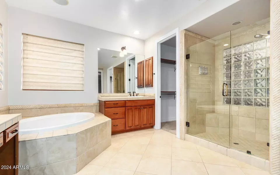 Bath - 2010 W Whisper Rock Trl, Phoenix, AZ 85085 photo 3 of 4