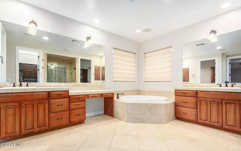 Bath - 2010 W Whisper Rock Trl, Phoenix, AZ 85085 photo 2 of 4