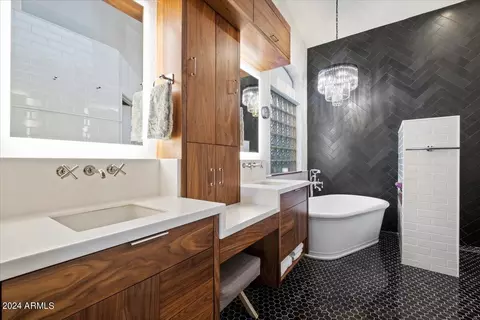 Bath - 4031 E Kirkland Rd, Phoenix, AZ 85050 photo 1 of 3