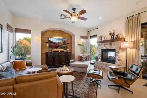 Living - 4031 E Kirkland Rd, Phoenix, AZ 85050 photo 2 of 3