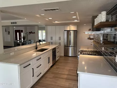 Kitchen - 3732 E Desert Cove Ave, Phoenix, AZ 85028 photo 4 of 5